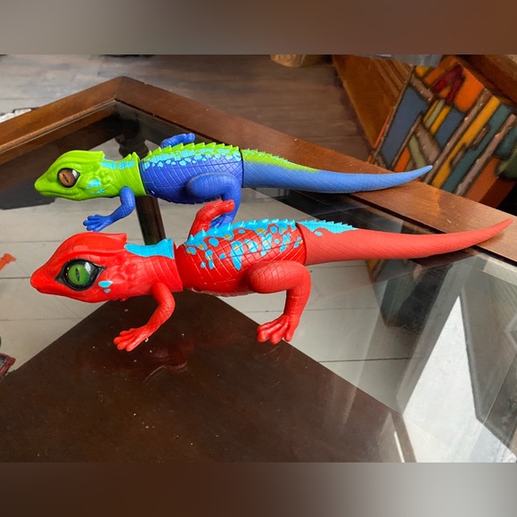ZURU Reptile 2 Zuru Robo Alive Lurking Lizard 5 Batterypowered Red